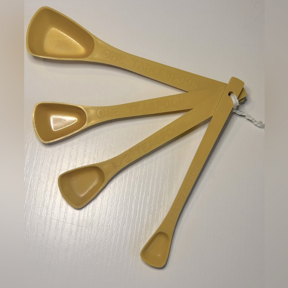 Vintage‎ Yellow 4 Piece Lustro Ware Plastic Measuring Spoons Set